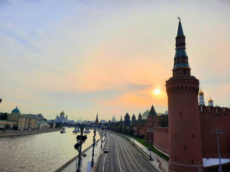 Российское общество требует ужесточения миграционной политики