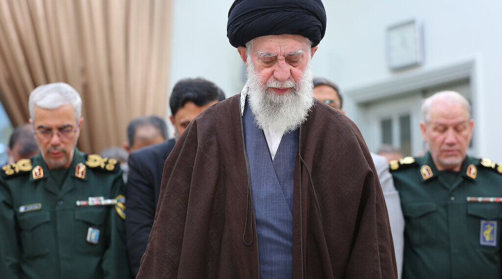 Али Хаменеи во время молитвы. Фото: khamenei.ir
