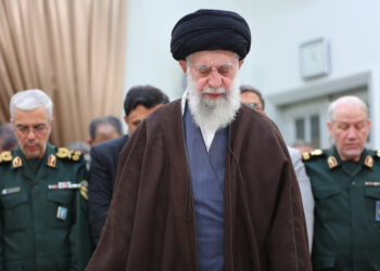 Али Хаменеи во время молитвы. Фото: khamenei.ir