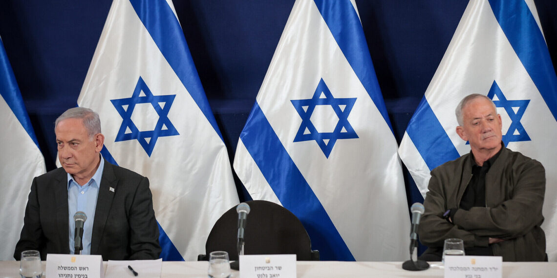 Бенни Ганц и Биньямин Нетаньяху. Фото: Noam Revkin Fenton / Flash90