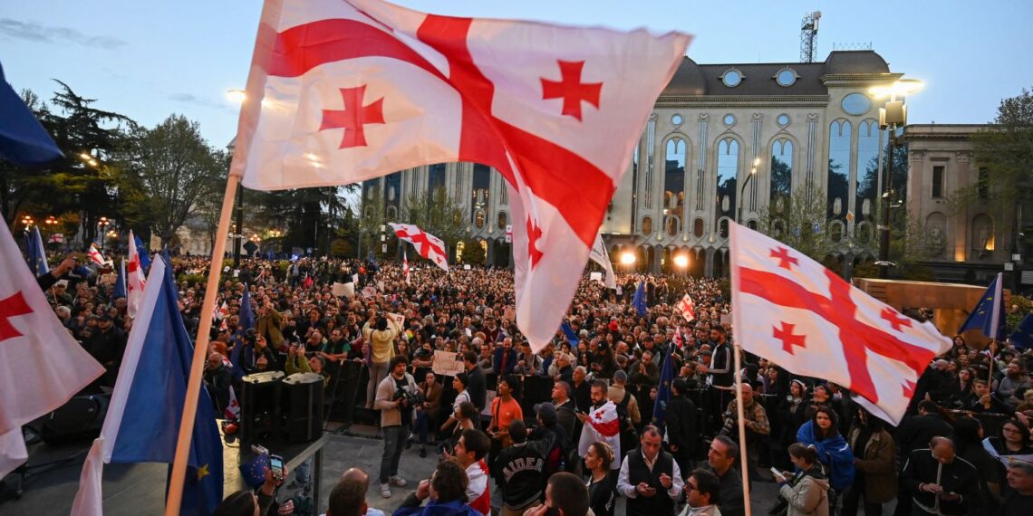 Протесты перед парламентом Грузии. Фото: AFP / Getty