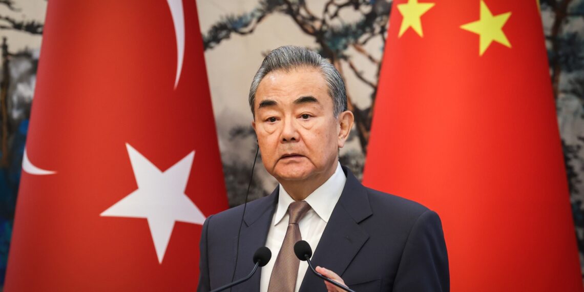 Ван И в Пекине. Фото: Мурат Гок / Anadolu / Getty