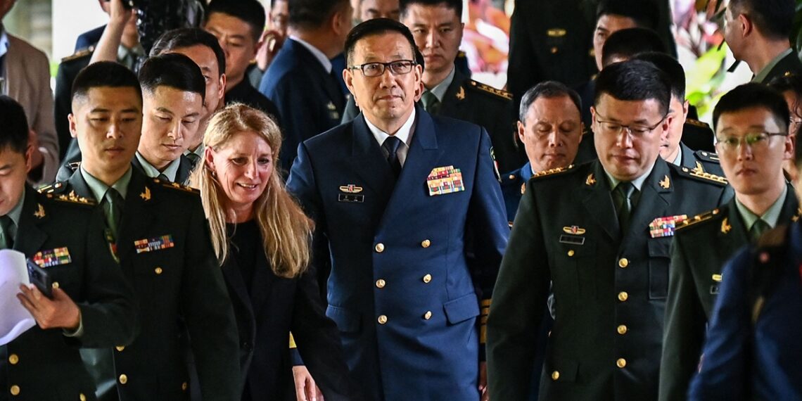 Министр обороны Китая Дун Цзюнь (в центре). Фото: AFP