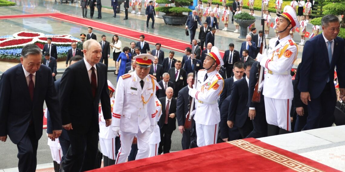 Церемония официальной встречи Владимира Путина Президентом Вьетнама То Ламом. Фото: kremlin.ru