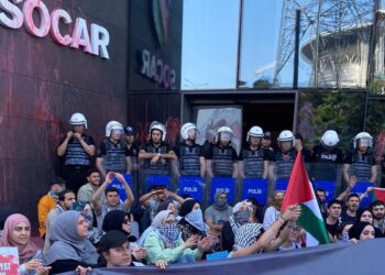 Активисты из группы «Тысяча молодых людей за Палестину» перед офисом азербайджанской компании. Фото: karar.com