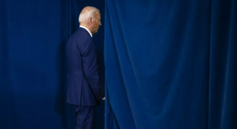 Байден напоследок помиловал врагов Трампа