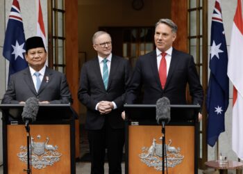 Прабово Субианто (слева) и Ричард Марлес