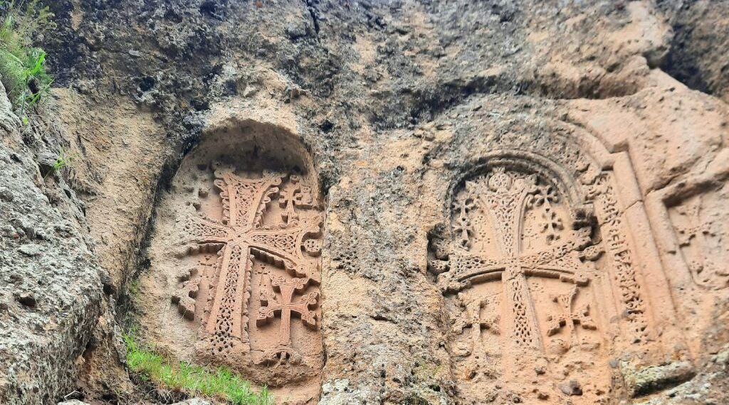 Хачкары в скале. Монастырь Гегард. Фото: ИА Реалист