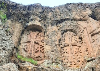 Хачкары в скале. Монастырь Гегард. Фото: ИА Реалист