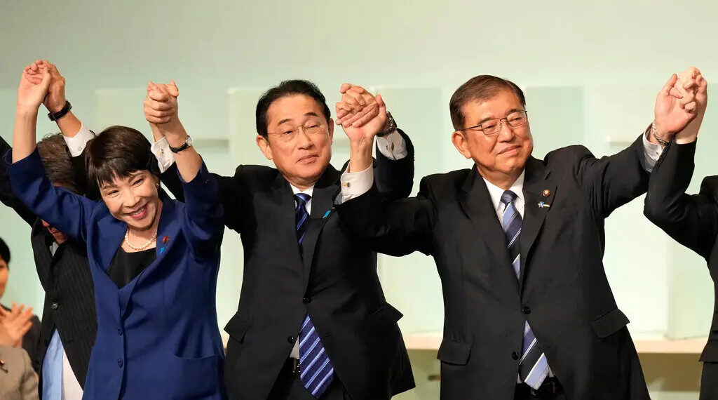 Сигэру Исиба (справа) празднует победу вместе с премьер-министром Японии Фумио Кисидой (в центре) и Санаэ Такаити. Фото:  Hiro Komae