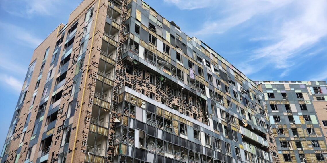 В результате падения ракеты украинской ПВО на территории киевской больницы «Охматдет» погибло два человека.