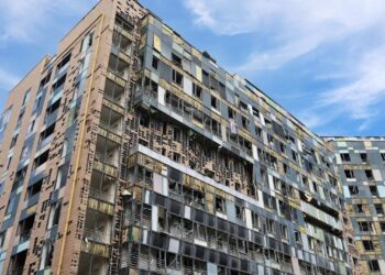 В результате падения ракеты украинской ПВО на территории киевской больницы «Охматдет» погибло два человека.