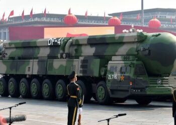 Военные машины с межконтинентальными баллистическими ракетами DF-41. Фото: The Asahi Shimbun/Getty Images