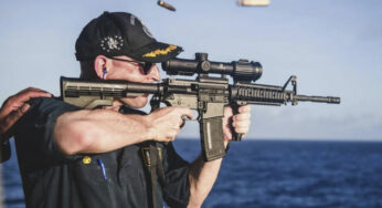 Капитана эсминца ВМС США уволили за курьезное фото в соцсетях