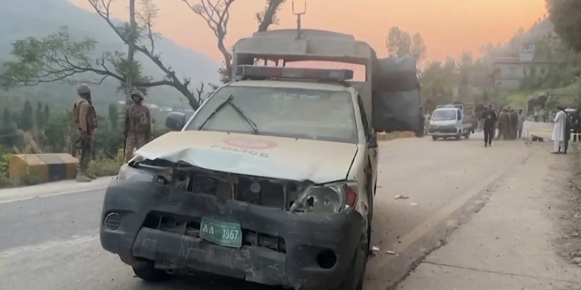 В результате взрыва погиб один из полицейских, сопровождавших кортеж дипломатов.