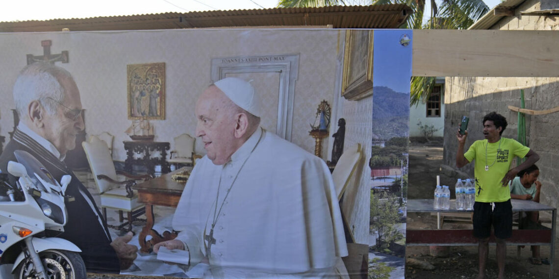 Улицы Дили украсили баннерами с изображением Папы Римского