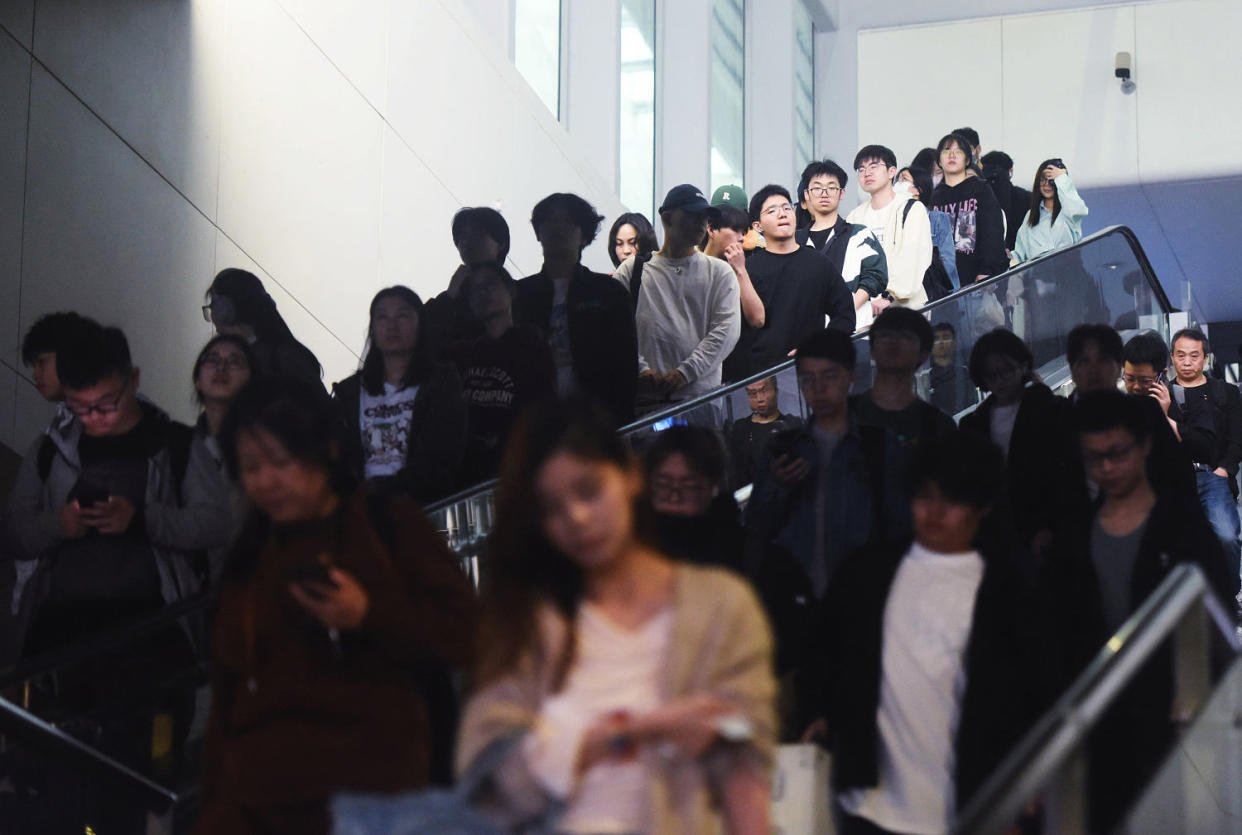 Китайскую молодежь призвали остерегаться красивых парней и девушек