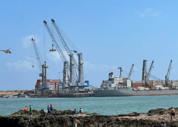 Египетский корабль пришвартовался в порту Могадишо, чтобы доставить вторую партию оружия. Фото: Фейсал Омар/Reuters