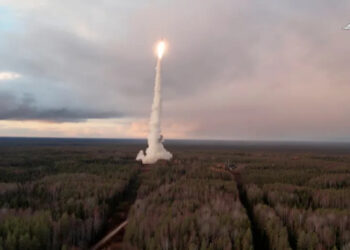 Запуск межконтинентальной баллистической ракеты «Ярс» во время испытаний с космодрома Плесецк на севере Архангельской области. Фото: Министерство обороны