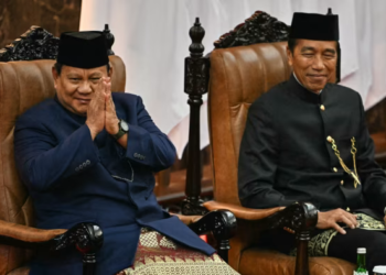 Новый президент Индонезии Прабово Субианто (слева) и его предшественник Джоко Видодо во время инаугурации в Джакарте. Фото: Bay Ismoyo/AFP