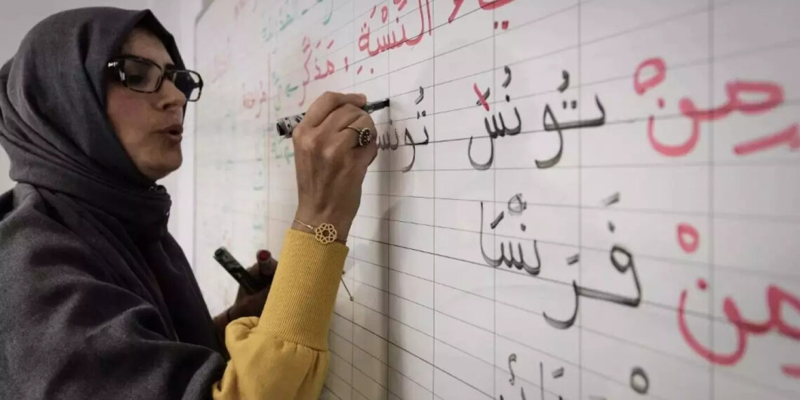 Преподаватель дает уроки арабского языка в Институте Лиссана недалеко от Парижа. Фото: Филипп Лопес/AFP