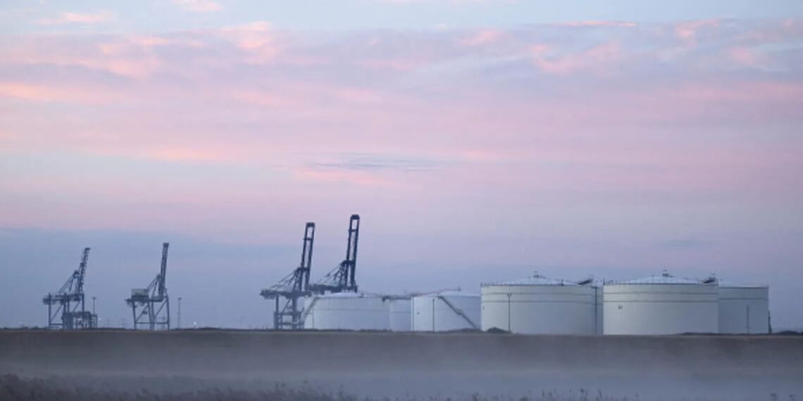 Хранилища сжиженного природного газа (СПГ). Фото: Дэн Китвуд