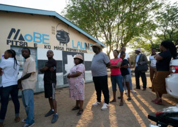 Люди выстраиваются в очередь, чтобы проголосовать в Габороне. Фото: Jerome Delay/AP