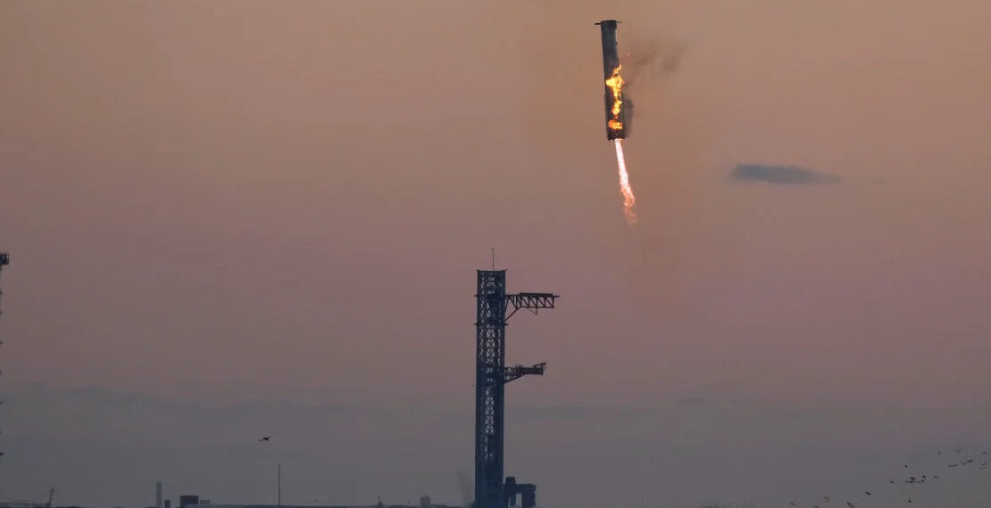 Ракета-носитель Super Heavy компании SpaceX возвращается на стартовую площадку, чтобы быть захваченной «палочками для еды» во время испытательного полета 13 октября. Фото: Эрик Гей/AP