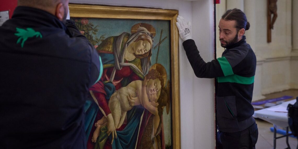 Оригинал картины «Дева Мария, младенец Христос и юный Иоанн Креститель» выставлен в часовне замка Шамбор. Фото: ГИЙОМ СУВАНТ/AFP