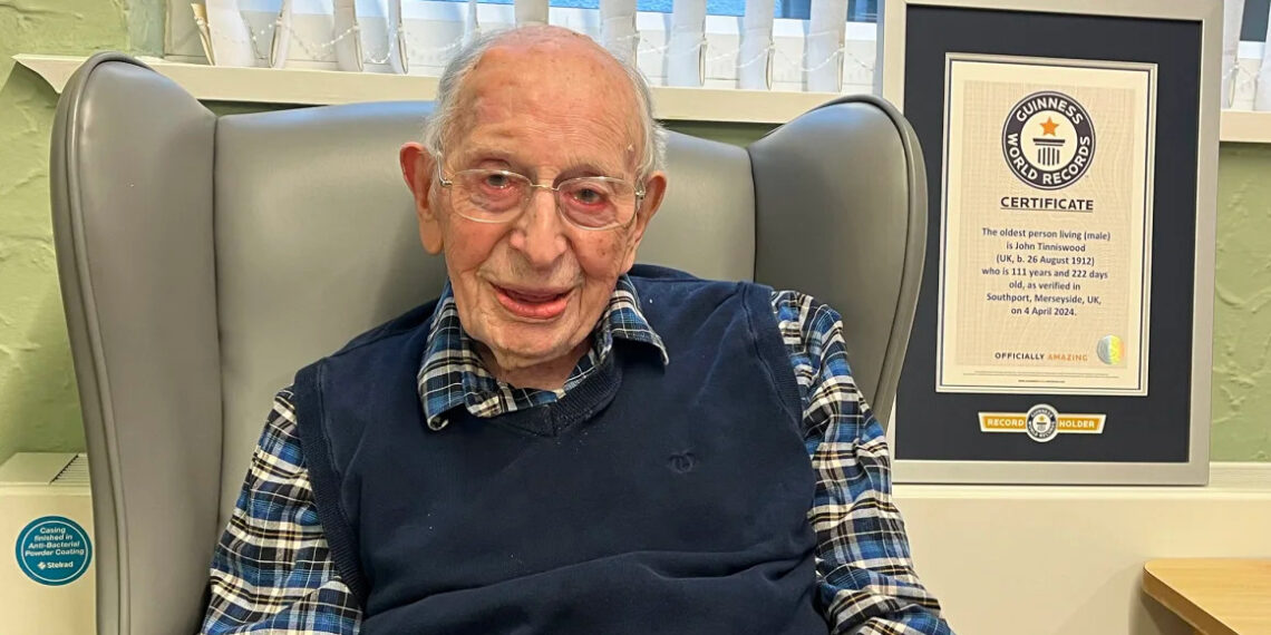 Джон Тиннисвуд на фото со своим сертификатом старейшего мужчины в мире. Фото: GWR