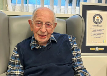 Джон Тиннисвуд на фото со своим сертификатом старейшего мужчины в мире. Фото: GWR