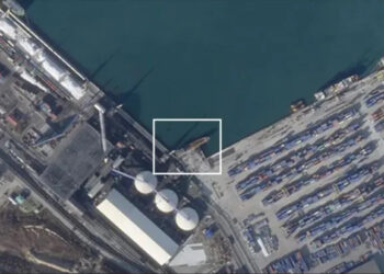 Северокорейский танкер в российском порту Восточный в последнем из 43 рейсов, задокументированных исследователями из Open Source Centre. Фото: BBC