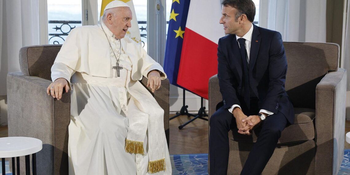 Папа Римский и Эммануэль Макрон