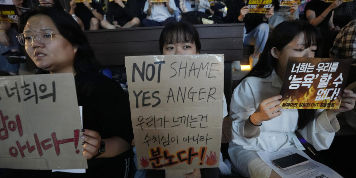 Южнокорейские девушки проводят митинг против фейковых сексуальных видео. Фото: Ahn Young-joon/AP Photo