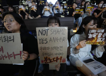 Южнокорейские девушки проводят митинг против фейковых сексуальных видео. Фото: Ahn Young-joon/AP Photo