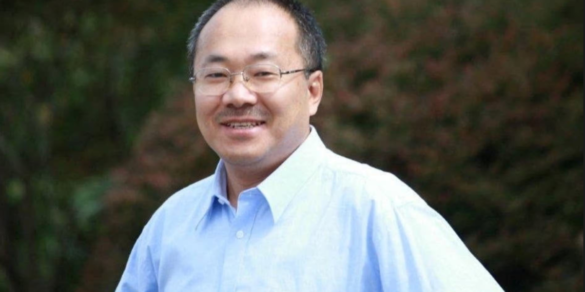 Дун Юйюй был старшим обозревателем газеты коммунистической партии Guangming Daily.