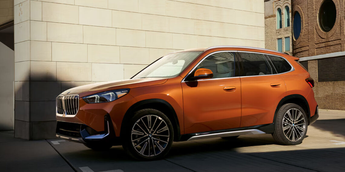 Модели BMW 2025 года X1 xDrive28i (на снимке) и X1 M35i, недавно поступившие в продажу, уже отзывают из-за непрочной центральной стойки.