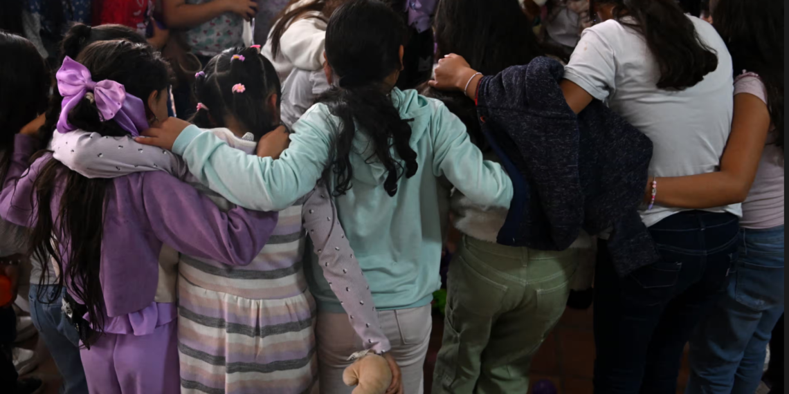 Количество браков среди девочек примерно в три раза выше, чем среди мальчиков. Фото: Raúl Arboleda/AFP