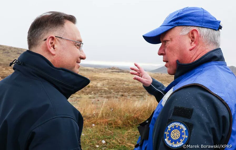 Анджей Дуда (слева) принял участие в патрулировании в Паруйр-Севаке.