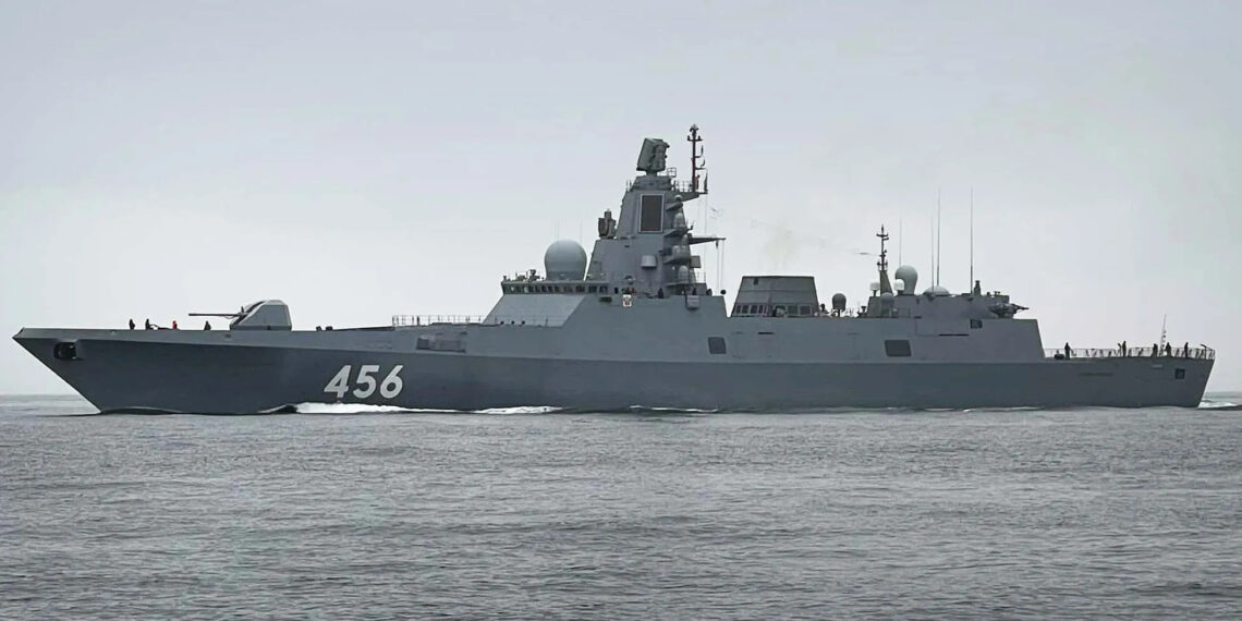 «Адмирал Головко» во время перехода через Ла-Манш. Фото: Мэтт Кокер