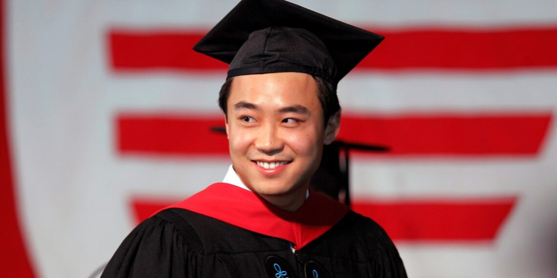 Бо Гуагуа получил степень магистра государственной политики в Гарварде. Фото: Брайан Снайдер/REUTERS