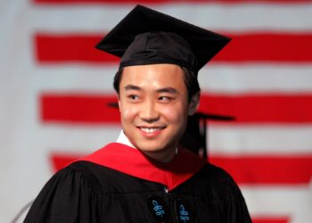 Бо Гуагуа получил степень магистра государственной политики в Гарварде. Фото: Брайан Снайдер/REUTERS