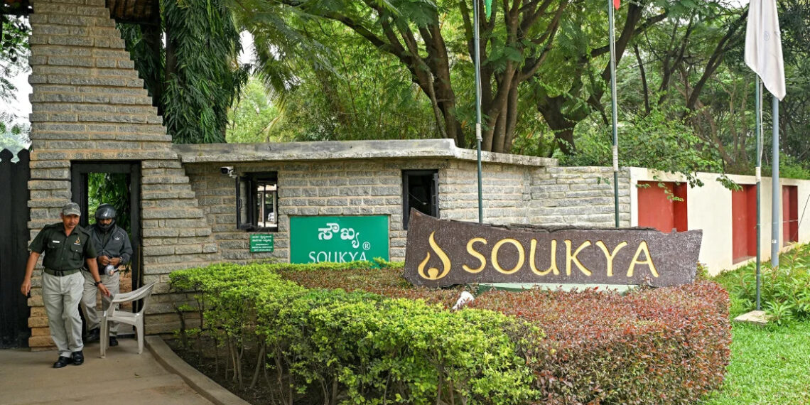 Монаршая чета провела в центре несколько дней, занимаясь йогой и медитацией.