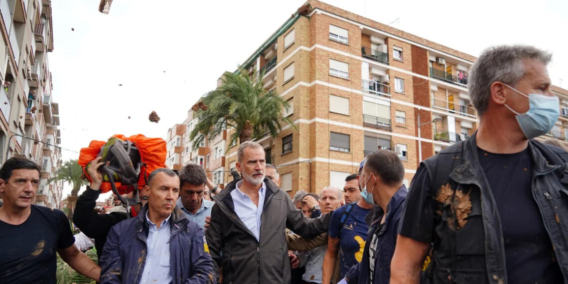 Филипп VI подвергся нападкам со стороны разгневанных жителей во время своего визита в регион Валенсия. Фото: Манауре Кинтеро/AFP