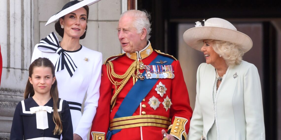 Принцесса Шарлотта, принцесса Уэльская, король и королева в Букингемском дворце. Фото:
Карвай Танг