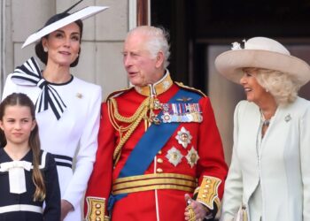 Принцесса Шарлотта, принцесса Уэльская, король и королева в Букингемском дворце. Фото: 
Карвай Танг