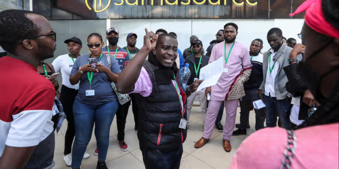 Модераторы контента Facebook провели демонстрацию в офисе Samasource Kenya в Найроби в прошлом году. Фотография: Daniel Irungu/EPA