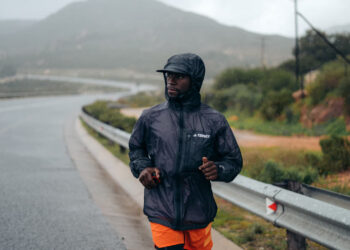 Живущий в Лондоне Део Като провел последние 18 месяцев, путешествуя из Кейптауна в Англию, чтобы рассказать историю миграции людей.