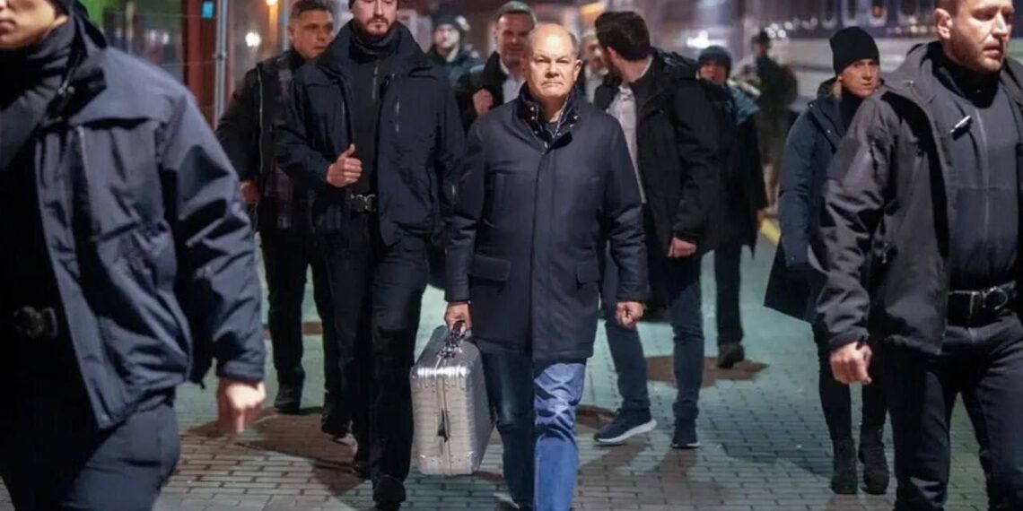 Немецкие СМИ до сих пор гадают, что привез Олаф Шольц в металлическом чемодане?