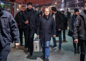 Немецкие СМИ до сих пор гадают, что привез Олаф Шольц в металлическом чемодане?